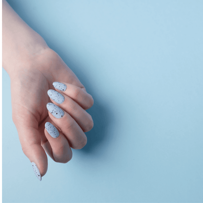 EVO Speckled Black Matte Top Coat EVO Base Weicher Gel-Decklack mit mattem Finish und schwarzen Sprenkeln Nageltyp: Alle Nageltypen Anwendung: Ihr Evo Matte Top Coat ist Ihre letzte Schicht eines Bio Sculpture BIOGEL oder einer Evo Gel-Maniküre. Sehr dünn