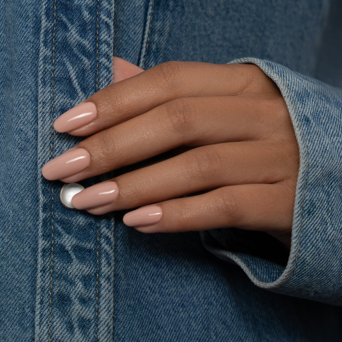 Jordan Nail Polish – Nahaufnahme des Farbtons; Farbton ein klassisches Taupe-Nude mit weicher, natürlicher Wirkung