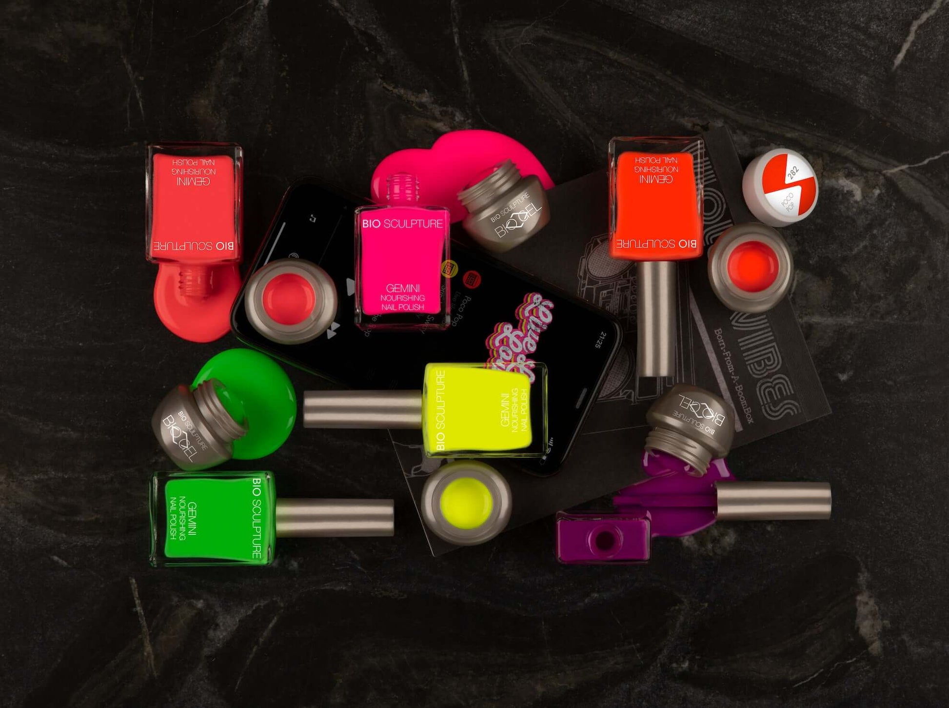 BIOGEL Live Life Loudly Collection BIOGEL 0282 Poco Pop 0283 Sunshine Sway 0284 Retro Rock 0285 Violet Vibes 0286 Limelight 0287 Belle of the Bop sowie kostenlos alle fünf GEMINI Nagellacke und je ein Stix pro Farbe Bio Sculpture