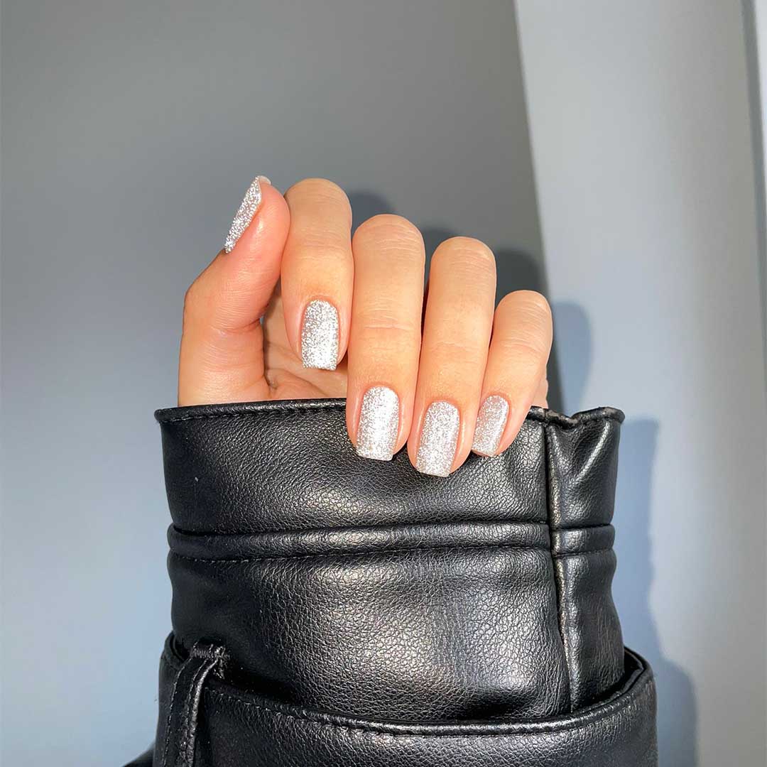 Monique Nail Polish – Farbwirkung auf lackierten Nägeln; Farbton ein reflektierender Silberglitter mit diamantähnlichem Funkeln