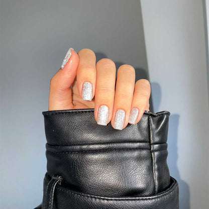 Monique Nail Polish – Farbwirkung auf lackierten Nägeln; Farbton ein reflektierender Silberglitter mit diamantähnlichem Funkeln