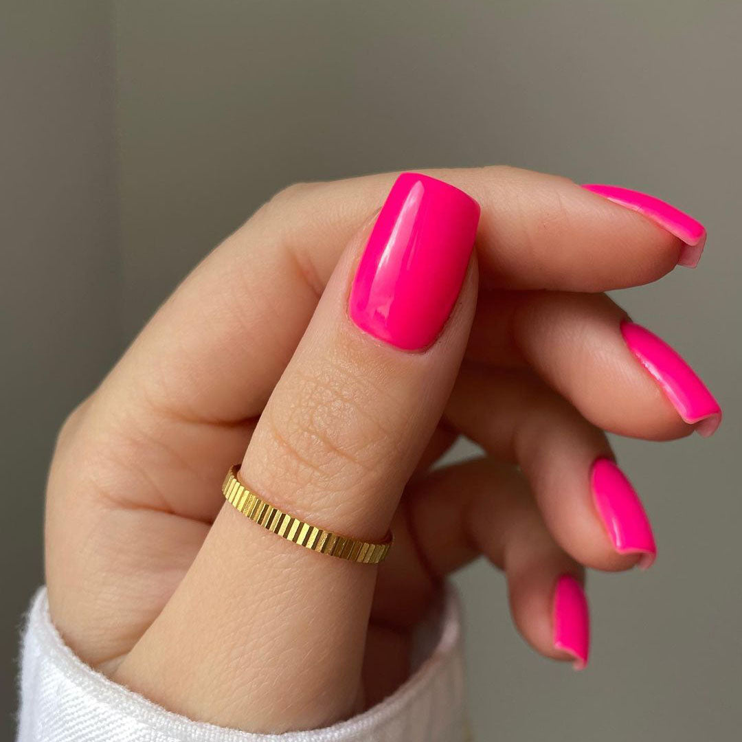 Jinkie Pink Nail Polish – Farbwirkung auf lackierten Nägeln; Farbton ein lebhaftes Neonpink mit leuchtend-elektrischer Wirkung