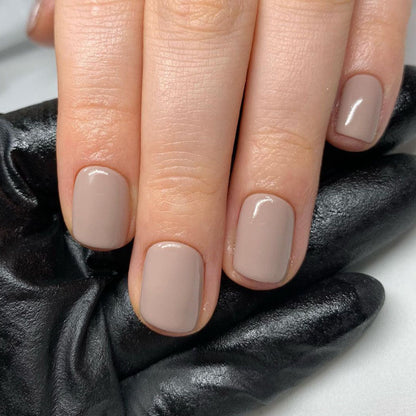 Ashes of Roses Nail Polish – Nahaufnahme des Farbtons; Farbton ein helles Grau-Taupe mit sanftem Fliederunterton