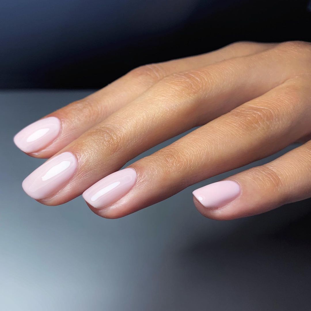 Classic Jacquard Nail Polish – Nahaufnahme des Farbtons; Farbton ein weiches Rosé-Taupe-Nude mit gedecktem pinkfarbenem Unterton