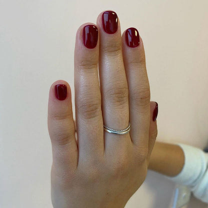Port Wine Nail Polish – Nahaufnahme des Farbtons; Farbton ein tiefes Weinrot