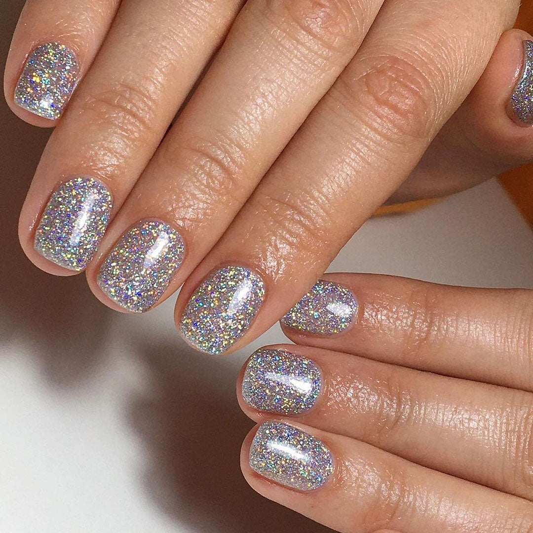 Popping Petals Nail Polish – Farbwirkung auf lackierten Nägeln; Farbton ein feiner mehrfarbiger Glitter mit zarten Pastellpartikeln