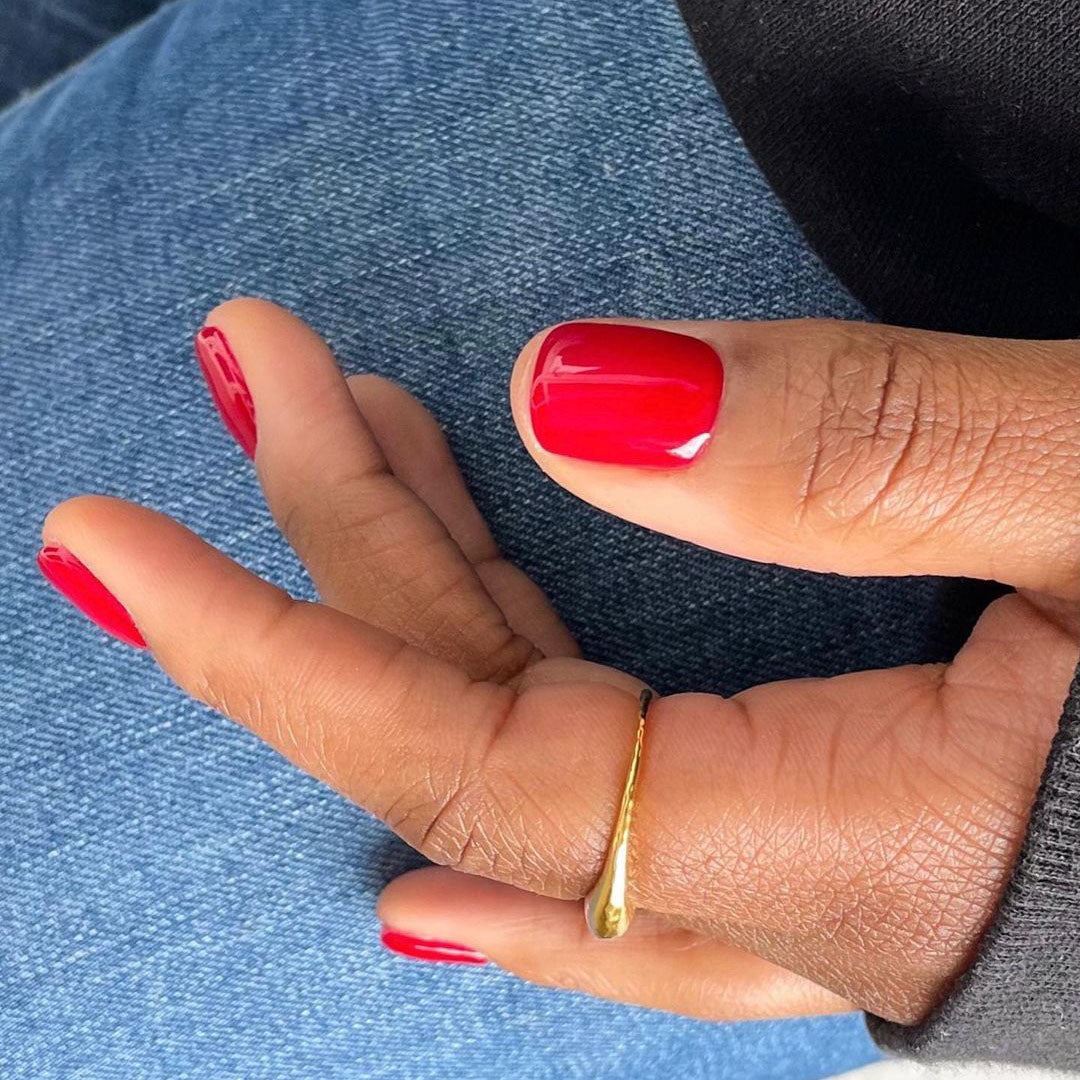 Real Red Nail Polish – Farbwirkung auf lackierten Nägeln; Farbton ein sattes, echtes Rot mit klassischer Tiefe