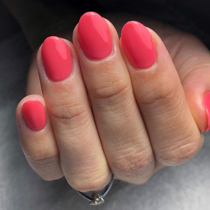 Fruity Tooty Nail Polish – Farbwirkung auf lackierten Nägeln; Farbton ein leuchtendes Korallrosa