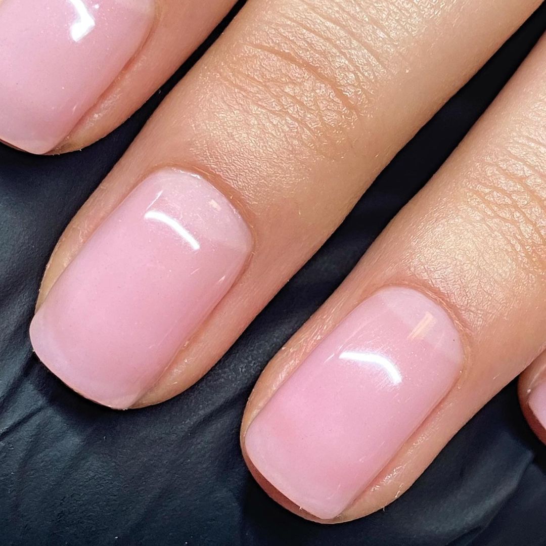 Strawberry French Nail Polish – Farbwirkung auf lackierten Nägeln; Farbton ein transparentes Naturrosa mit sanftem Schimmer