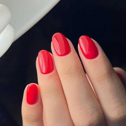 Royal Red Nail Polish – Nahaufnahme des Farbtons; Farbton ein sattes, leuchtendes Rot