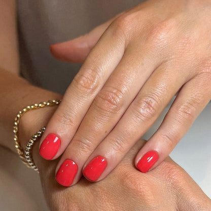 Spring Splash Nail Polish – Nahaufnahme des Farbtons; Farbton ein leuchtender, saftiger Korallton mit warmen Orangenuancen