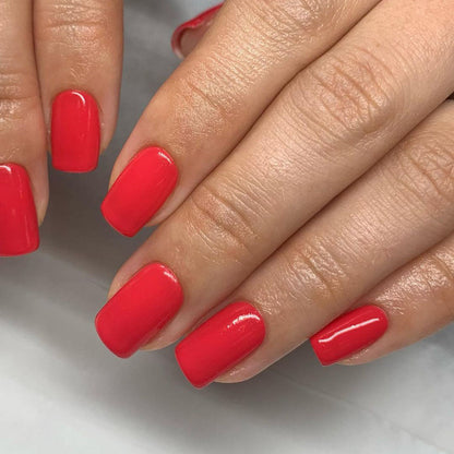 Summer Holiday Nail Polish – Nahaufnahme des Farbtons; Farbton ein leuchtendes Pink-Korall