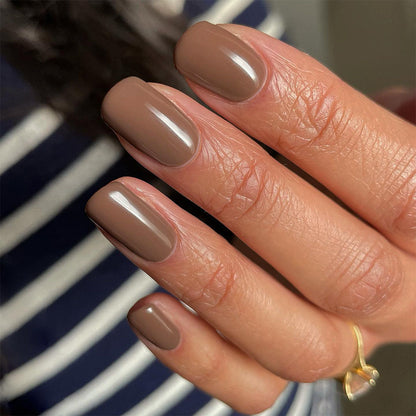 Chocolate Fudge Nail Polish – Nahaufnahme des Farbtons; Farbton ein anspruchsvoller Fudge-Braunton mit dezenten grauen Untertönen
