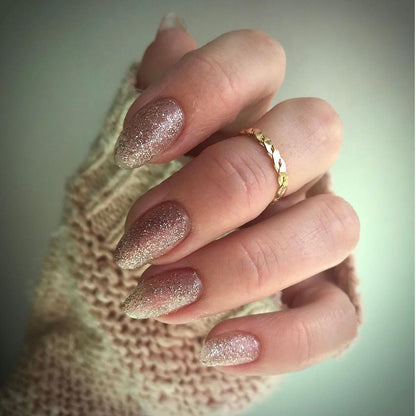 Shine Like A Disco Ball Nail Polish – Farbwirkung auf lackierten Nägeln; Farbton ein heller, warmer Goldglitter