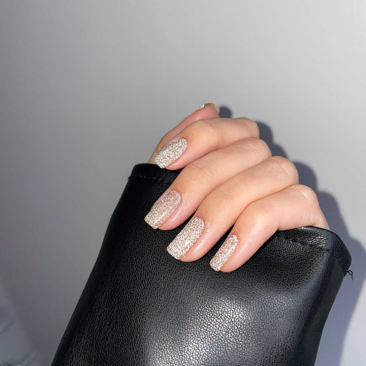 Odette Nail Polish – Farbwirkung auf lackierten Nägeln; Farbton ein reflektierender Goldglitter mit kupferfarbenem Unterton