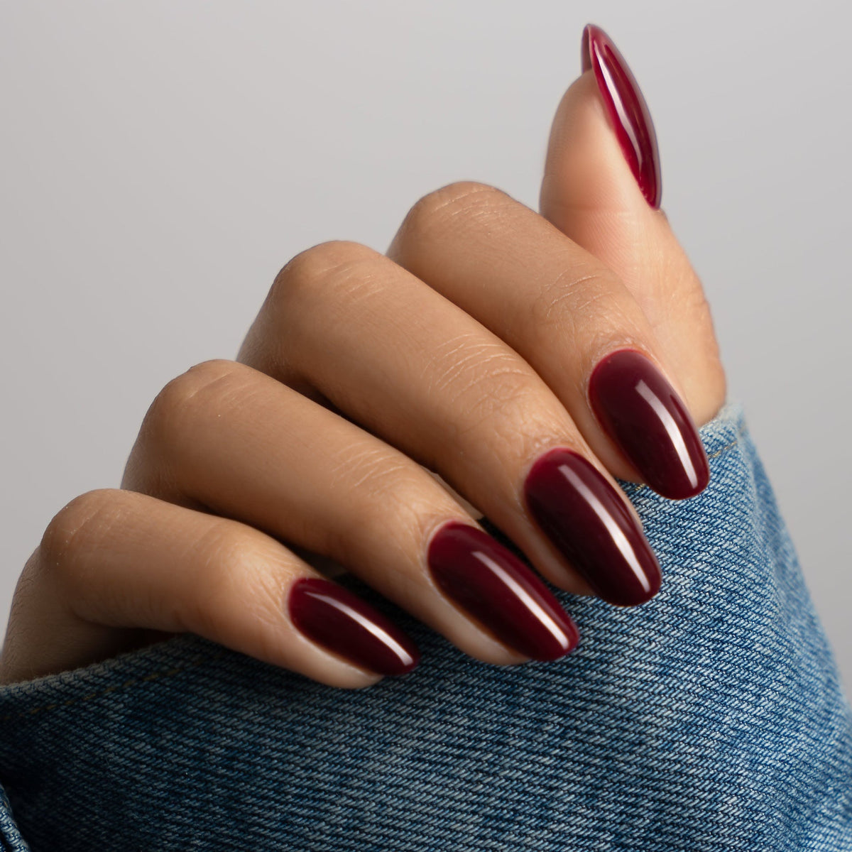 Ruby Nail Polish – Nahaufnahme des Farbtons; Farbton ein tiefes, gedecktes Pflaumenviolett mit satten roten Untertönen