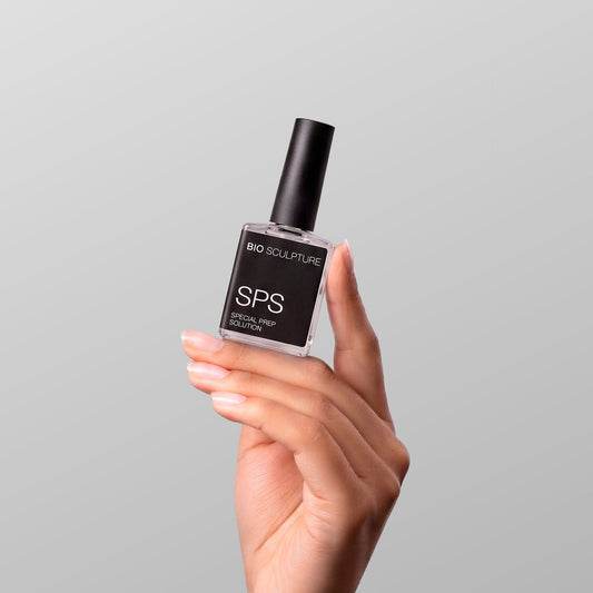 SPS Special Prep Solution - Produktflasche in einer manikürten Hand