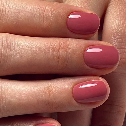 Subtle Silhouettes Nail Polish – Farbwirkung auf lackierten Nägeln; Farbton ein gedecktes Beeren-Nude mit weichen Mauvetönen