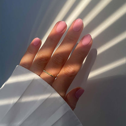 Tania Nail Polish – Farbwirkung auf lackierten Nägeln; Farbton ein weiches Rosa mit zartem, dezentem Schimmer