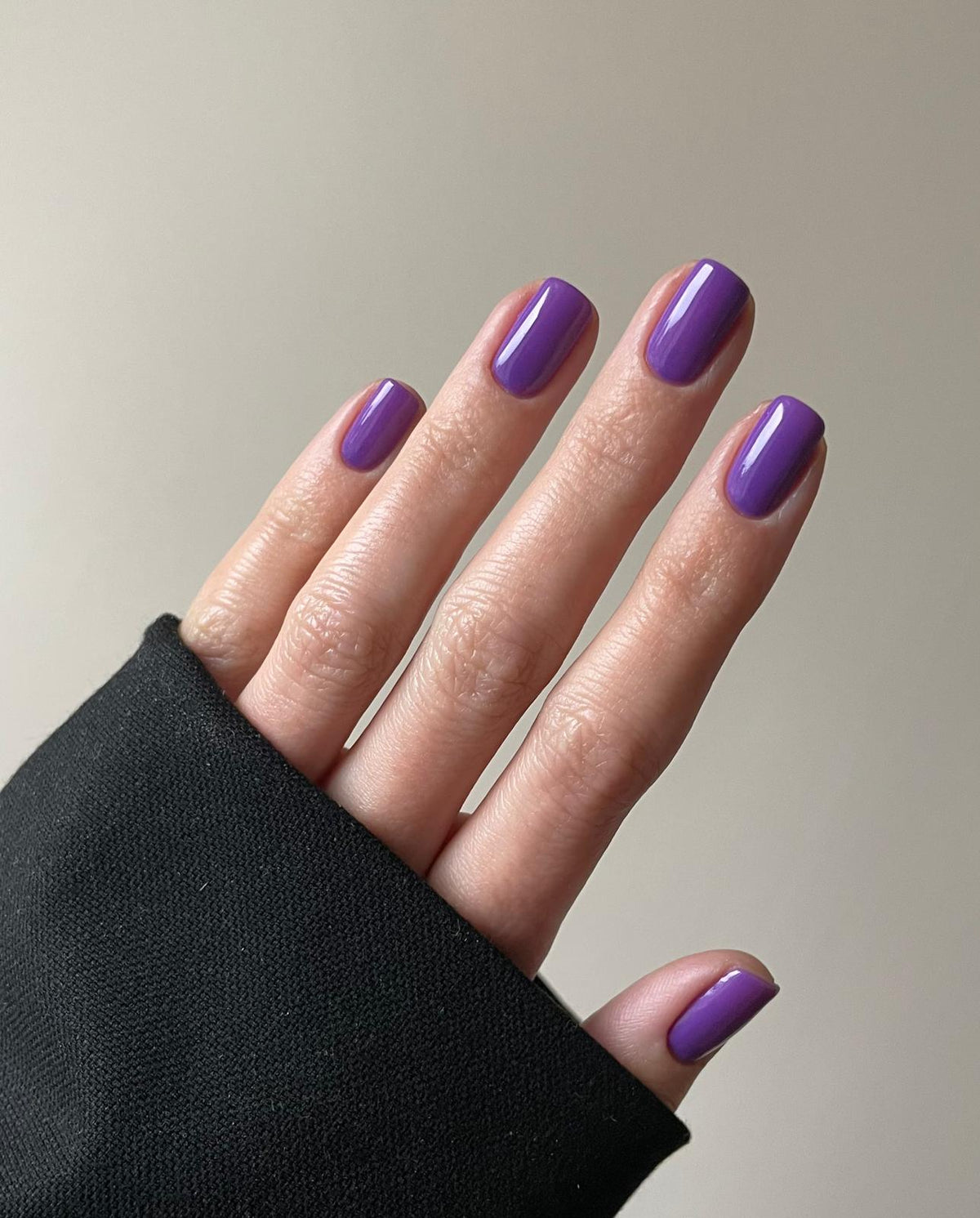 Anelda Nail Polish – Farbwirkung auf lackierten Nägeln; Farbton ein lebhaftes, sattes Violett