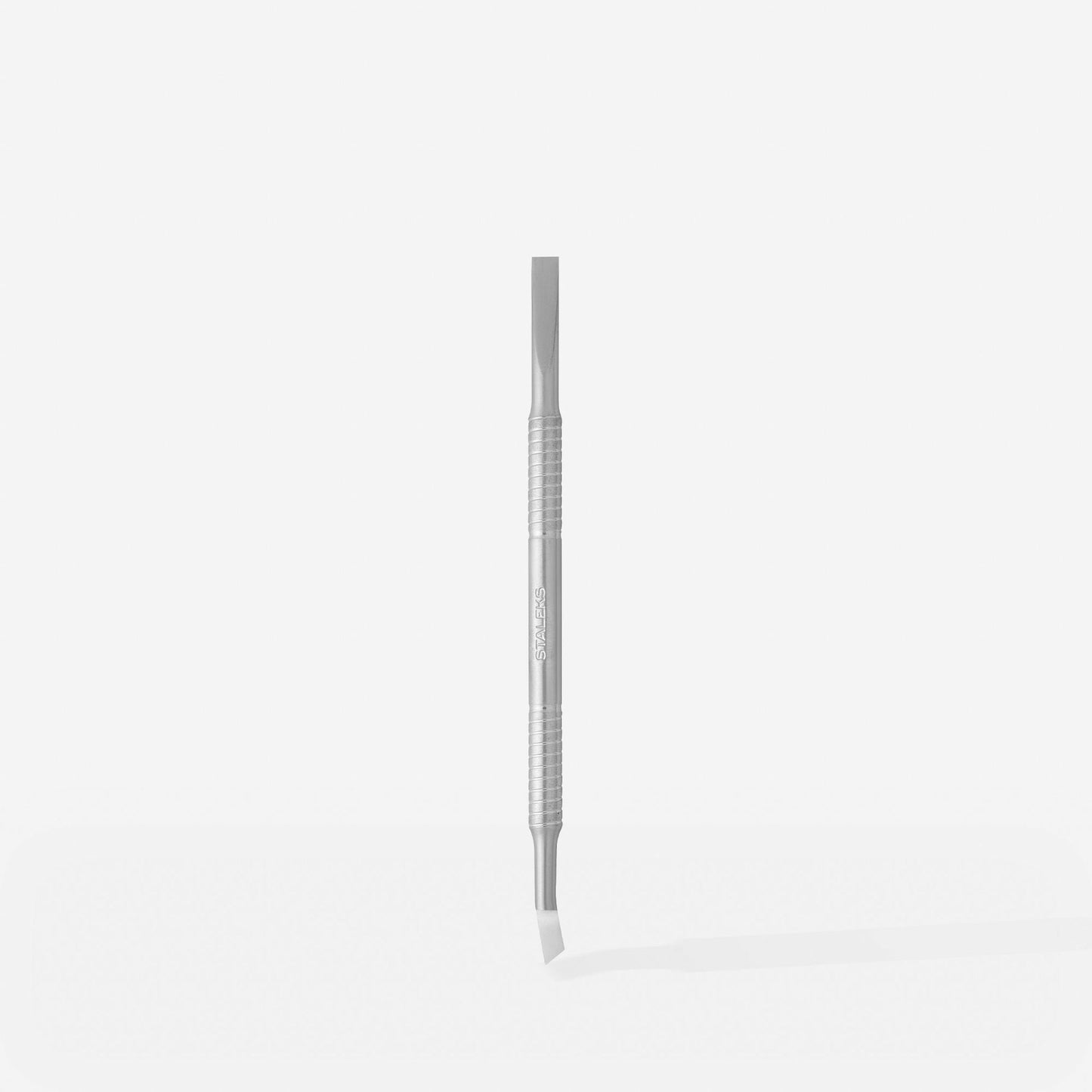 Nagelhaut Pusher - Beauty & Care 40 Type 1 Nagelscheren & Nagelknips Nagelhaut Pusher - STALEKS - Beauty & Care 40 Type 1Rechteckiger Schieber Und Gebogene Klinge HOCHWERTIGES MANIKÜRE-PEDIKÜRE-WERKZEUG Rechteckiger Drücker und Klinge. Professionelles man