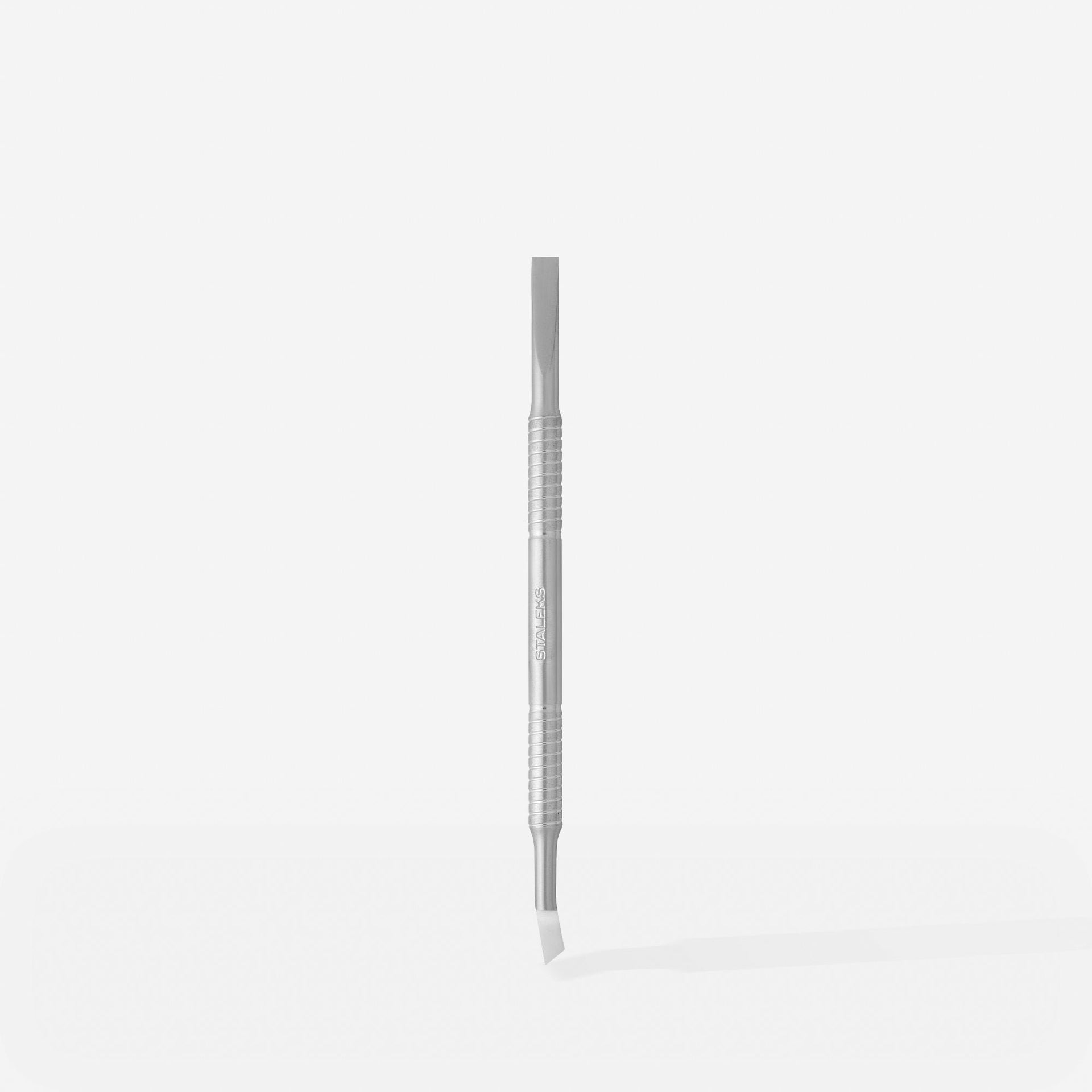 Nagelhaut Pusher - Beauty & Care 40 Type 1 Nagelscheren & Nagelknips Nagelhaut Pusher - STALEKS - Beauty & Care 40 Type 1Rechteckiger Schieber Und Gebogene Klinge HOCHWERTIGES MANIKÜRE-PEDIKÜRE-WERKZEUG Rechteckiger Drücker und Klinge. Professionelles man