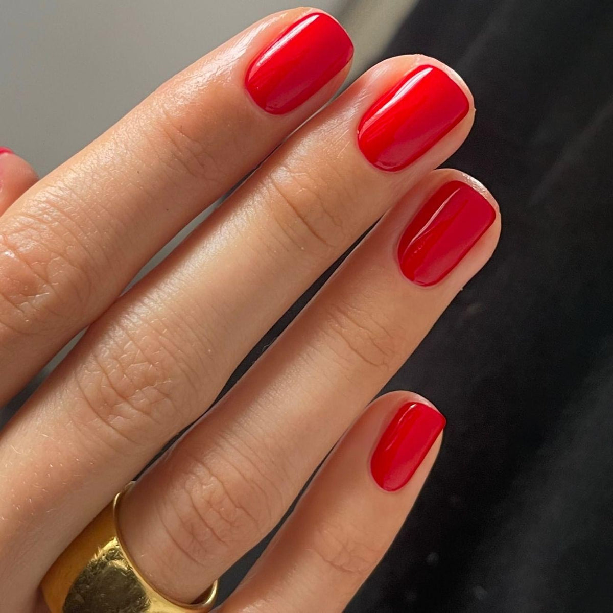 Pillar Box Nail Polish – Nahaufnahme des Farbtons; Farbton ein leuchtendes Signalrot