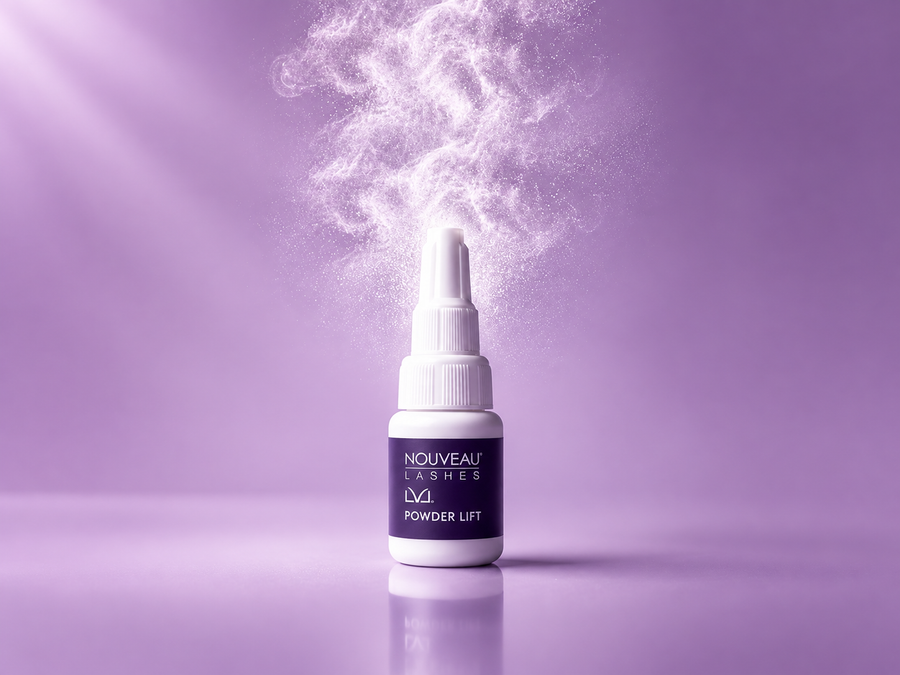 Nouveau Lashes LVL Powder Lift vor lavendelfarbenem Hintergrund mit Puderwolke